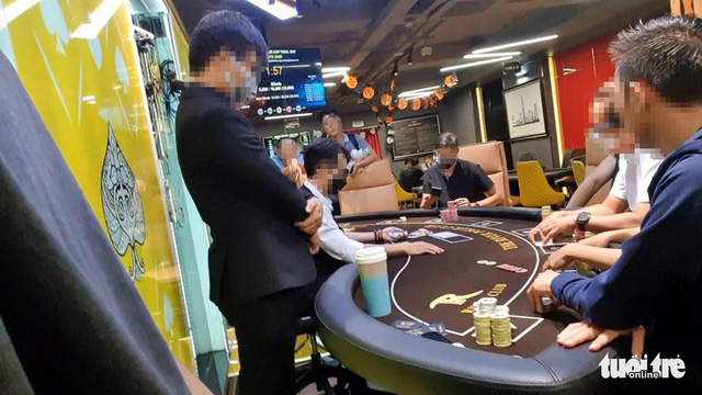 Bắt nhóm đánh bạc dưới hình thức đánh bài Poker