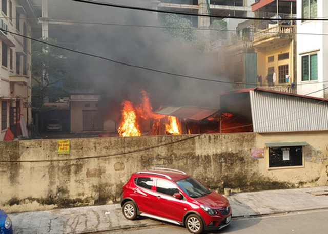 Cháy tại Sở Văn hóa và Thể thao Hà Nội, ô tô và nhà kho bị thiêu ...