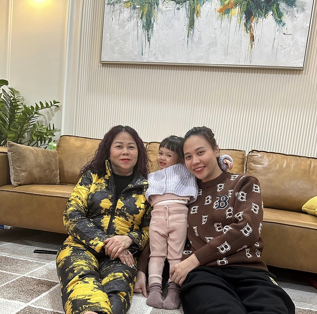 Ảnh vui sao Việt 10-12: Con gái Cường Đôla lí lắc bên mẹ và bà ngoại - Ảnh 1.