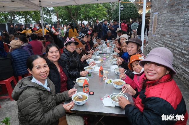 1.000 tô phở chiêu đãi người dân trước đình làng phở Vân Cù - Ảnh 8.