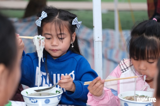 1.000 tô phở chiêu đãi người dân trước đình làng phở Vân Cù - Ảnh 5.