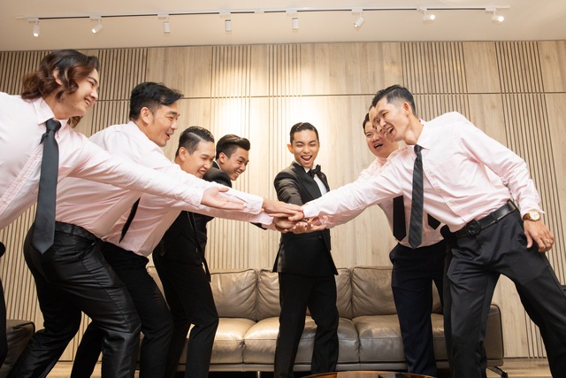 Khánh Thi - Phan Hiển nhận tiền, vàng trĩu tay ngày ăn hỏi - Ảnh 3.