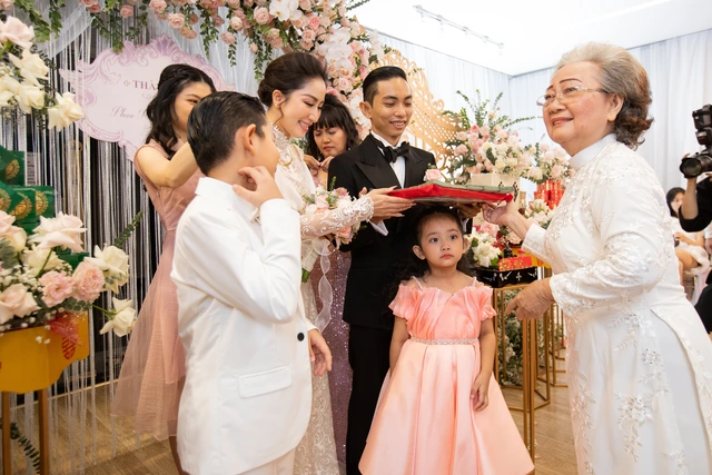 Khánh Thi - Phan Hiển nhận tiền, vàng trĩu tay ngày ăn hỏi - Ảnh 7.