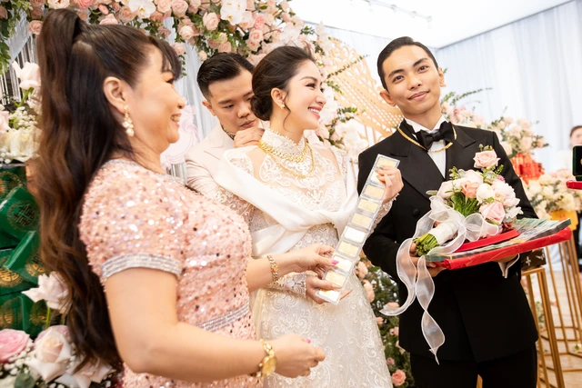 Khánh Thi - Phan Hiển nhận tiền, vàng trĩu tay ngày ăn hỏi - Ảnh 8.