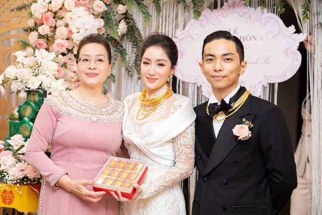 Khánh Thi - Phan Hiển nhận tiền, vàng trĩu tay ngày ăn hỏi - Ảnh 9.
