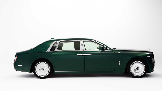 Mô Hình Xe Ô Tô Rolls Royce Phantom VIII 124 Màu Trắng Xanh