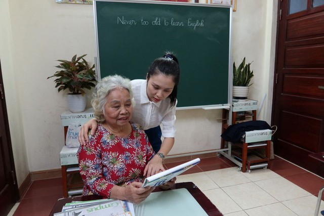 Bất ngờ các cụ U80 vẫn khẳng định không bao giờ quá già để học tiếng Anh - Ảnh 1.