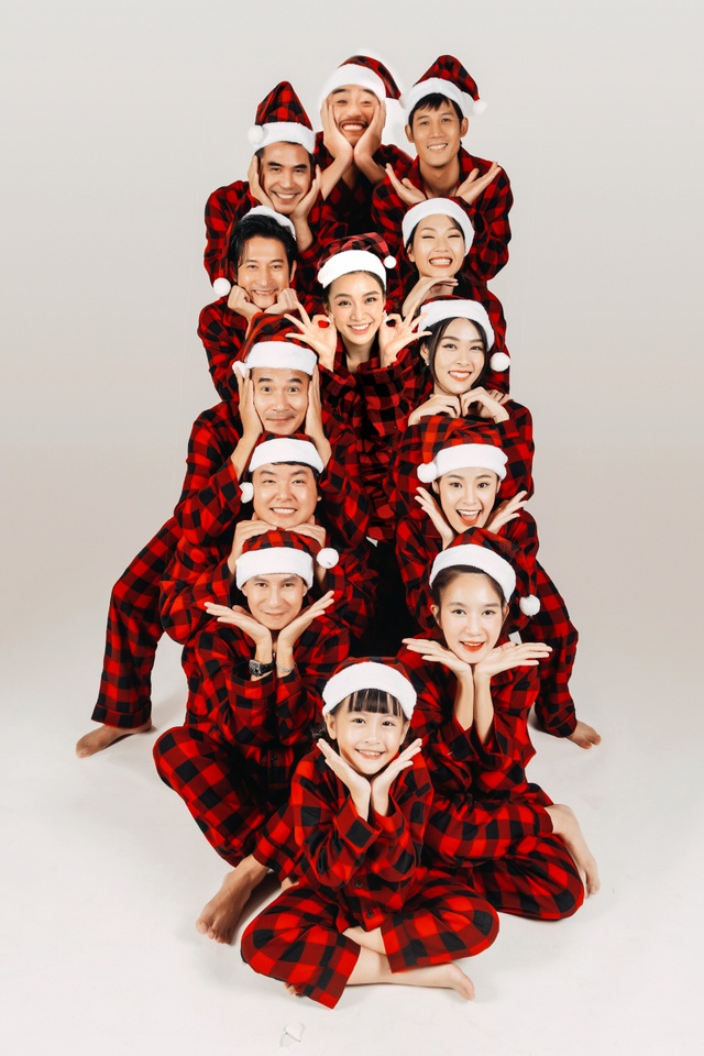 Lý Hải - Minh Hà tạo dáng siêu lầy làm cây thông Noel - Ảnh 1.