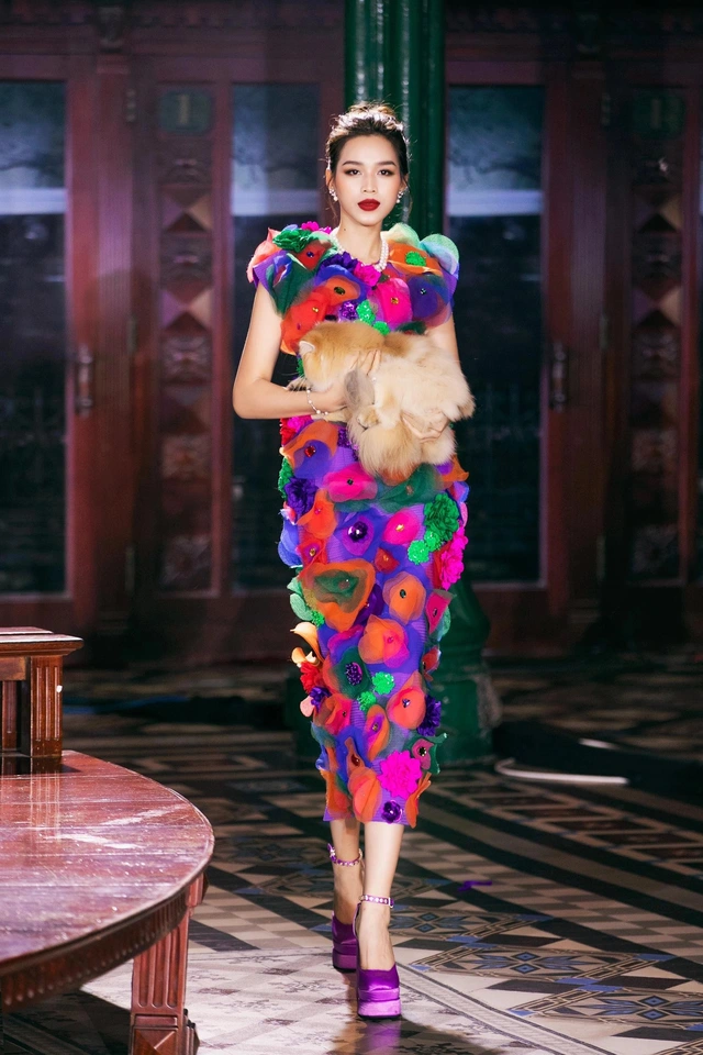 Đỗ Thị Hà gặp sự cố khi catwalk với bạn diễn 4 chân - Ảnh 4.