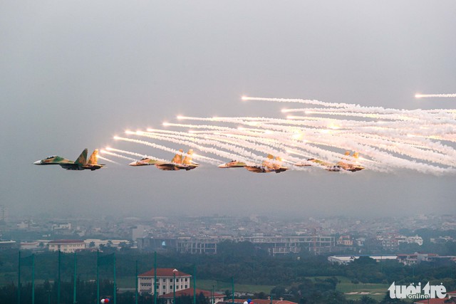 Hổ mang chúa Su-30MK2 trình diễn mãn nhãn tại Triển lãm Quốc phòng quốc tế Việt Nam - Ảnh 6.