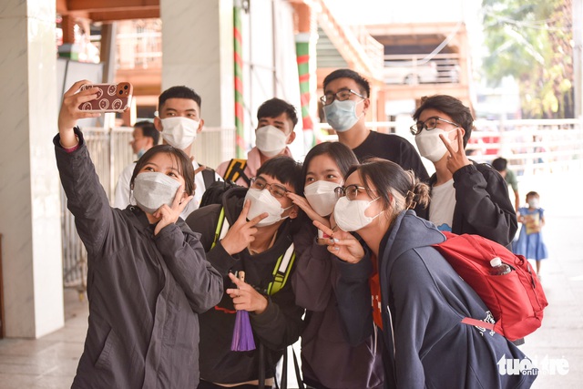 Giới trẻ háo hức mặc áo đôi vui chơi Đầm Sen - Ảnh 4.