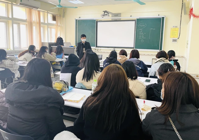 Sinh viên Hà Nội trở lại giảng đường: Có người thấy không vui bằng học online - Ảnh 1.