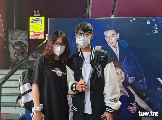 Valentine ấm áp, bạn trẻ tay trong tay nhưng không quên khẩu trang chống dịch - Ảnh 2.