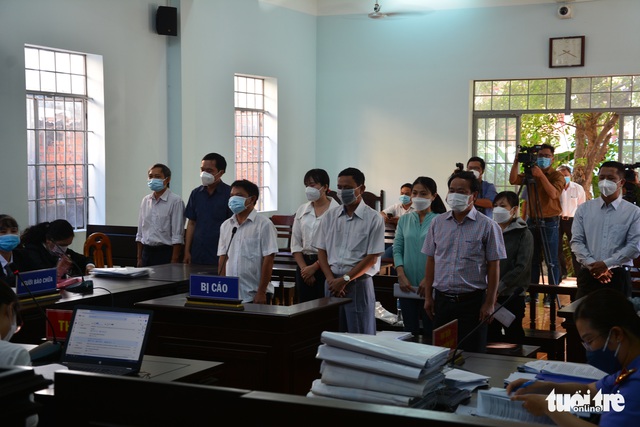 Nguyên giám đốc Chi nhánh Văn phòng đăng ký đất đai Phan Thiết cùng thuộc cấp hầu tòa - Ảnh 1.