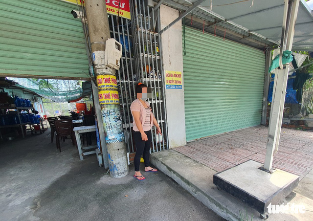 Nhóm côn đồ đi ôtô đập phá tiệm tạp hóa, đánh nữ chủ tiệm - Ảnh 2.