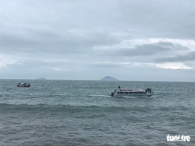 Nóng: Chìm ca nô chở 39 người ở biển Cửa Đại, 13 người tử vong, 4 người mất tích - Ảnh 8.