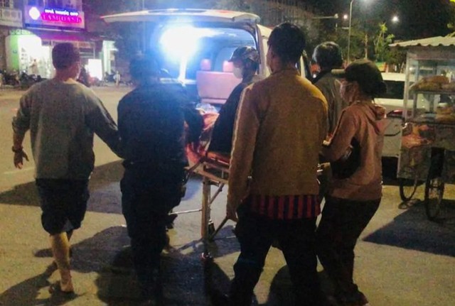 Xe cứu thương không được vào Bệnh viện Quảng Ngãi chở người chuyển viện? - Ảnh 1.
