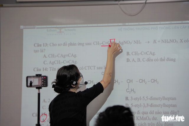 Giáo viên toát mồ hôi hết on lại off - Ảnh 1.