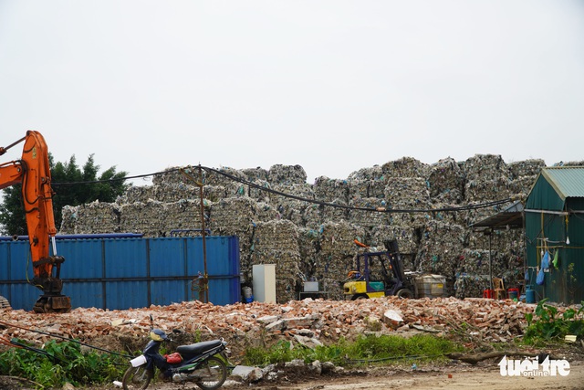 Không tin nổi với 5 triệu kg ni lông đóng tảng ngay cạnh khu đô thị sinh thái 3 năm nay - Ảnh 4.