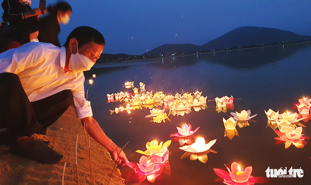 Bộ 10 Nến hoa sen thả nước đèn hoa đăng ngày lễ Vu Lan đã gồm sẵn nến   Giá Tiki khuyến mãi 185000đ  Mua ngay  Tư vấn mua sắm