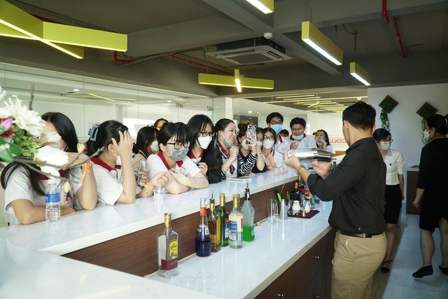 Khi trường cao đẳng đưa doanh nghiệp vào giảng đường - Ảnh 2.