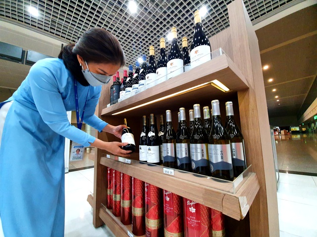 Rục rịch mở lại quầy cà phê, hàng miễn thuế... ở ga quốc tế Tân Sơn Nhất - Ảnh 1.