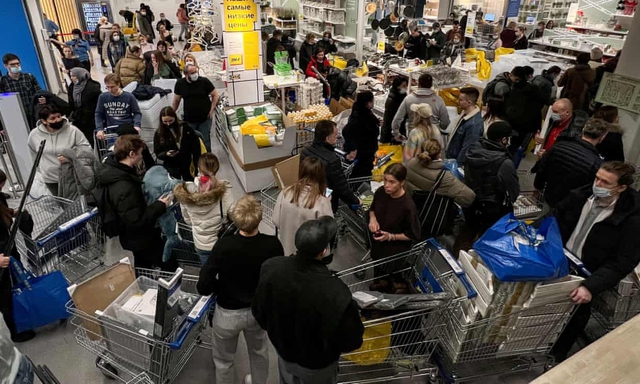 Vì sao người Nga ùn ùn xếp hàng mua đồ nội thất IKEA? - Ảnh 1.