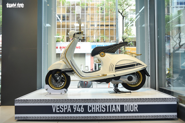 Bạn gái nhà người ta tặng bạn trai Vespa 946 Christian Dior hơn 1 tỷ đồng   CafeAutoVn