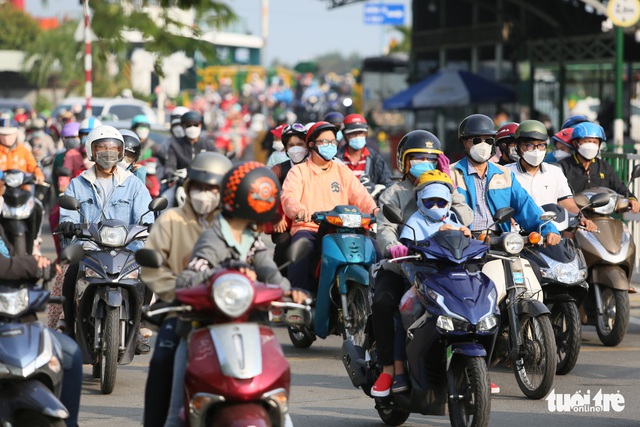 Sau lễ, ôtô xếp hàng, xe máy đội nắng về lại TP.HCM - Ảnh 2.