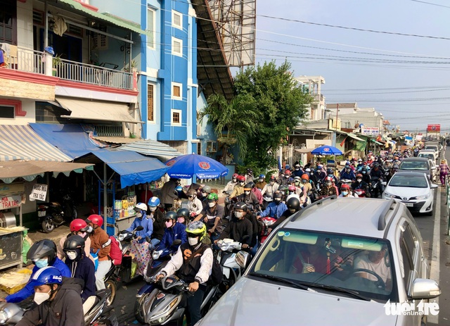 Sau lễ, ôtô xếp hàng, xe máy đội nắng về lại TP.HCM - Ảnh 4.