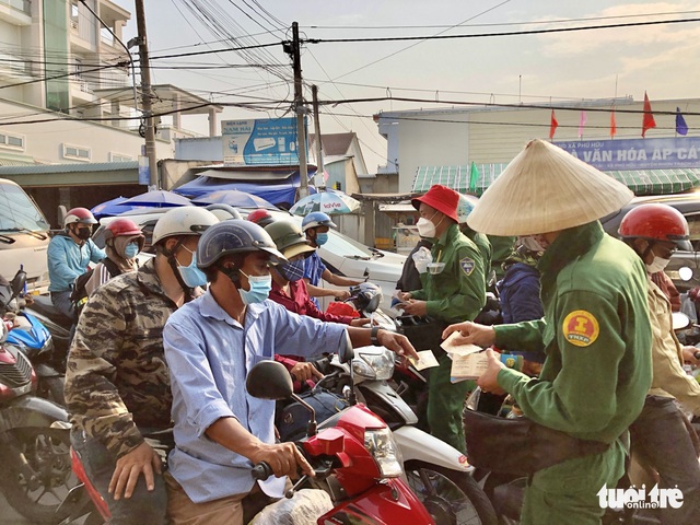 Sau lễ, ôtô xếp hàng, xe máy đội nắng về lại TP.HCM - Ảnh 6.