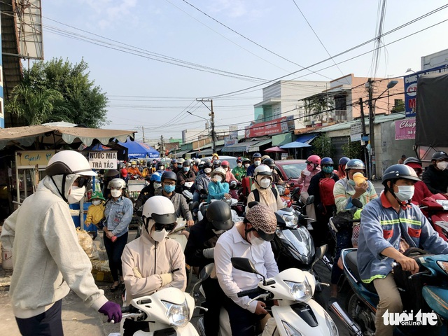 Sau lễ, ôtô xếp hàng, xe máy đội nắng về lại TP.HCM - Ảnh 5.