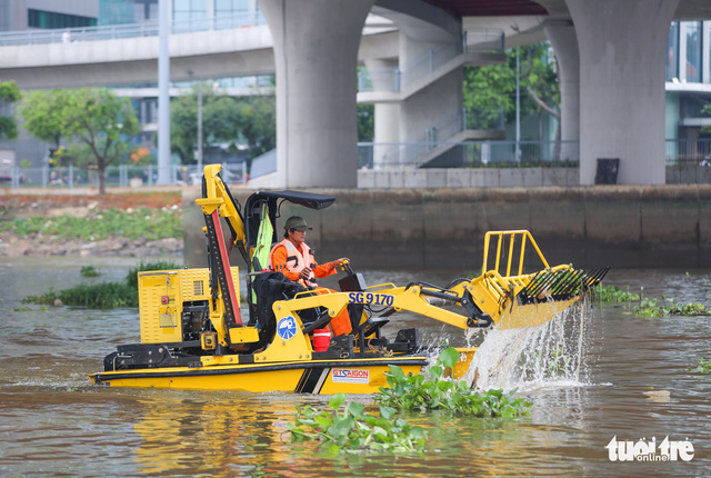 Cỗ máy gom rác làm đẹp cho sông Sài Gòn đón lễ 30-4 - Ảnh 3.