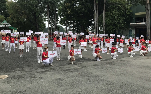 Sáng 30-4: Khách ùn ùn đổ về các khu vui chơi ở TP.HCM - Ảnh 7. Sáng 30-4: Khách ùn ùn đổ về các khu vui chơi ở TP.HCM - Ảnh 7.