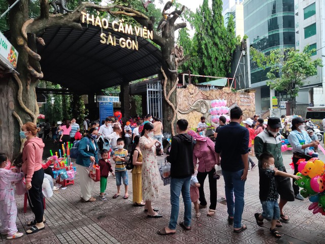 Sáng 30-4: Khách ùn ùn đổ về các khu vui chơi ở TP.HCM - Ảnh 2. Sáng 30-4: Khách ùn ùn đổ về các khu vui chơi ở TP.HCM - Ảnh 2.