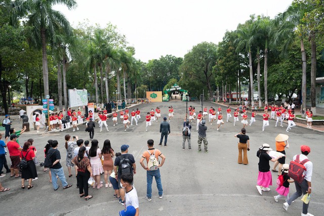 Sáng 30-4: Khách ùn ùn đổ về các khu vui chơi ở TP.HCM - Ảnh 8. Sáng 30-4: Khách ùn ùn đổ về các khu vui chơi ở TP.HCM - Ảnh 8.