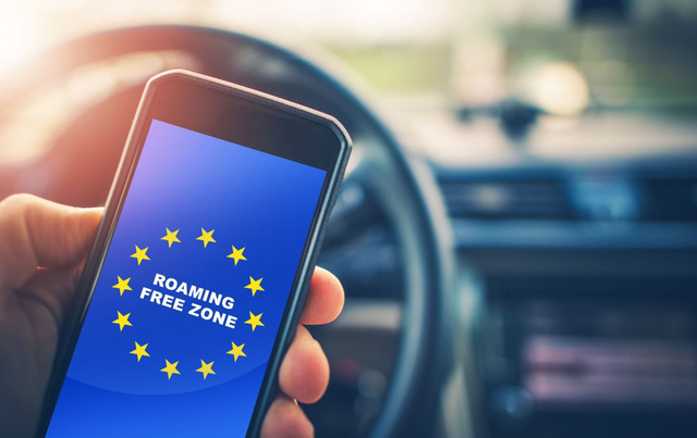 EU gia hạn quy định không thu cước chuyển vùng điện thoại di động - Ảnh 1.
