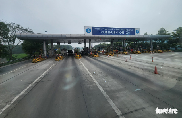 Sắp hết cảnh xe dán thẻ không dừng vẫn phải trả tiền mặt ở cao tốc TP.HCM - Long Thành? - Ảnh 1.