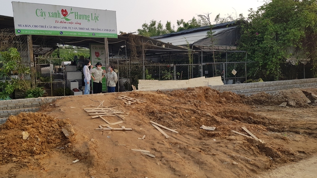 Nâng nền đường, dân lo không thoát lũ - Ảnh 1.