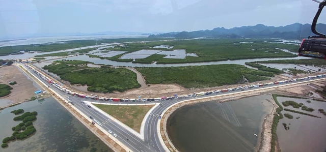 Thời tiết bất lợi, nhiều du khách chờ 2 ngày vẫn chưa rời được Cát Bà - Ảnh 2.