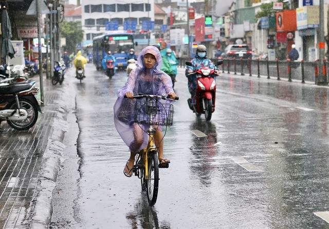 Mây dông bao trùm Nam Bộ, từ trưa trời sẽ mưa - Ảnh 1. Mây dông bao trùm Nam Bộ, từ trưa trời sẽ mưa - Ảnh 1.