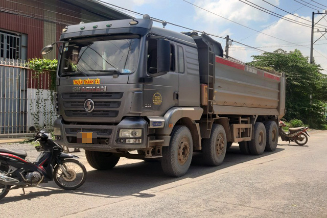 Xe chở đá chạy ầm ầm trên đường cấm, dân chặn xe, báo CSGT - Ảnh 1.