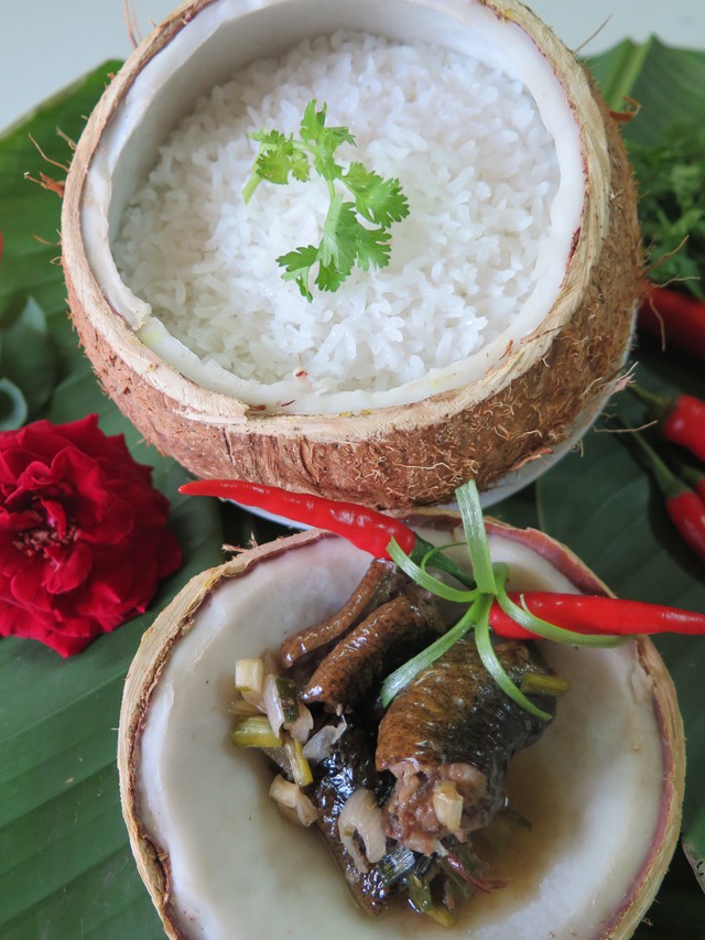 Ngon nhức răng với ốc, gỏi xoài, cơm dừa, lươn um, cá linh, chuột đồng... ở Tây Nam Bộ - Ảnh 3. Ngon nhức răng với ốc, gỏi xoài, cơm dừa, lươn um, cá linh, chuột đồng... ở Tây Nam Bộ - Ảnh 3.