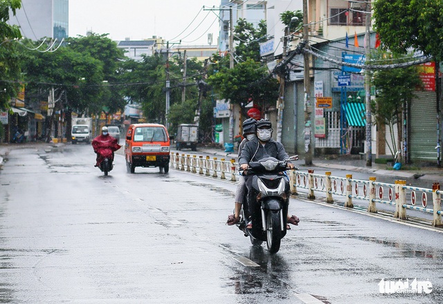 Miền Nam mưa sớm, miền Bắc giảm mưa, trời hửng nắng - Ảnh 1. Miền Nam mưa sớm, miền Bắc giảm mưa, trời hửng nắng - Ảnh 1.