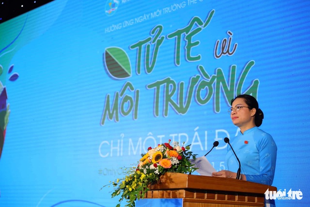 Vinh danh những người phụ nữ xuyên đêm trồng rừng giữa biển khơi - Ảnh 1.
