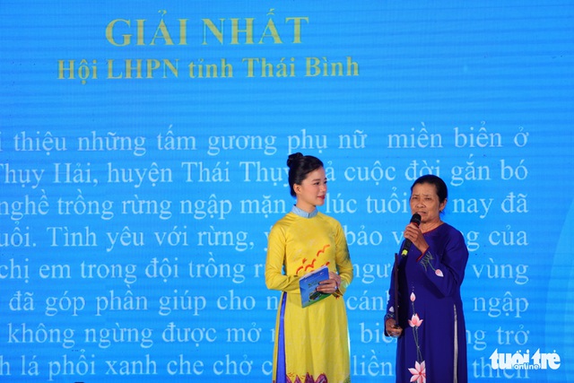 Vinh danh những người phụ nữ xuyên đêm trồng rừng giữa biển khơi - Ảnh 2.