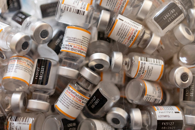 Dịch bệnh cải thiện, EU muốn cắt giảm vắc xin đặt mua từ Pfizer - Ảnh 1.