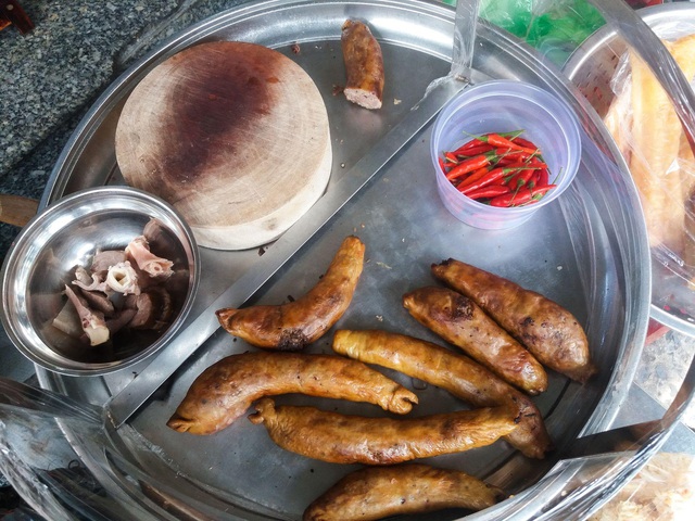 Tiệm cháo lòng không thay món đổi vị suốt 80 năm ở Sài Gòn - Ảnh 5.