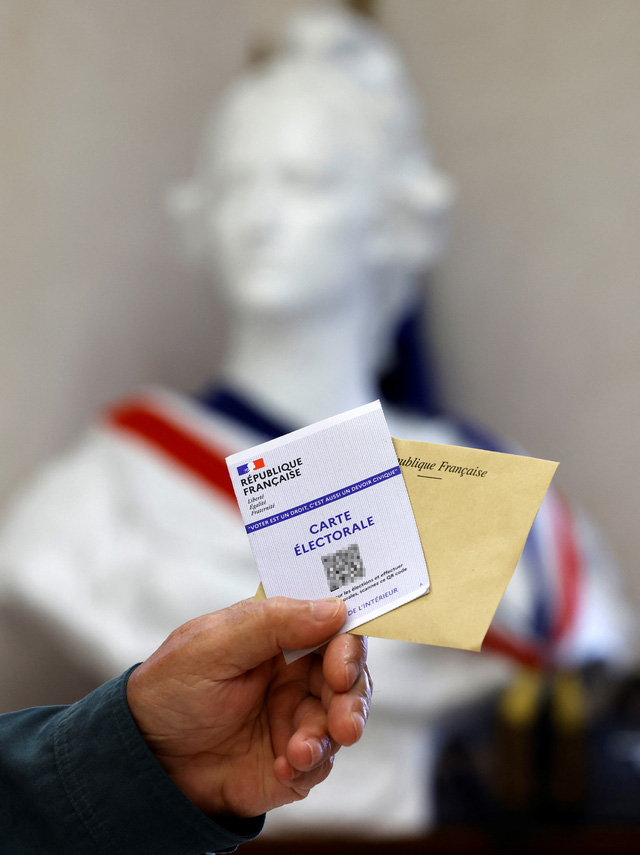 Cử tri Pháp đi bầu cử Quốc hội vòng 2 - Ảnh 5.