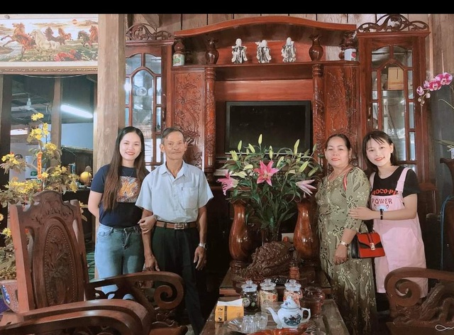 Ba kiệm lời, gò từng nét chữ, cõng con trên vai - Ảnh 1.